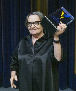 Frankfurt Oder 09 05 219 Audimax Europa Universitaet Viadrina Award of the Viadrina Prize to the Polish director and screenwriter Agnieszka Holland for her commitment to European understanding in the picture Agnieszka Holland with her prize