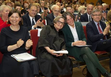 Frankfurt Oder 09 05 219 Audimax Europa Universitaet Viadrina Award of the Viadrina Prize to the Polish director and screenwriter Agnieszka Holland for her commitment to European understanding in the picture by Prof Dr Dagmar Jajesniak Quast the prizewinner Agnieszka Holland the president of the Europa Universitaet Viadrina Prof Dr Julia von Blumenthal and the