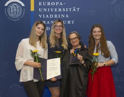 Frankfurt Oder 09 05 219 Audimax Europa Universitaet Viadrina Award of the prize for student legal advice at the Collegium Polonicum v l n r Prof Dr Dagmer Jajesniak Quast Chairman of the Board of Trustees Patrycja Prosniak Alicja Przala Agata Wrobel and the President of the Europa Universitaet Viadrina Prof Dr Julia von Blumenthal