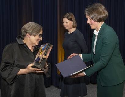 Frankfurt Oder 09 05 219 Audimax Europa Universitaet Viadrina Award of the Viadrina Prize to the Polish director and screenwriter Agnieszka Holland for her commitment to European understanding Im Bild the President of the Europa Universtaet Viadrina Prof Dr Julias von Blumenthal presents the prize to Agnieszka Hollsand In the background Prof Dr Dagmara Jajesniak Quast Chairwoman of the Board