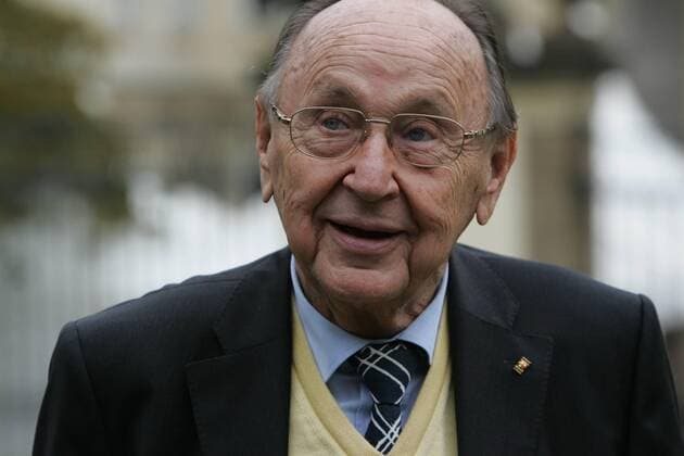 Hans-Dietrich Genscher in Deutscher Botschaft in Prag Hans-Dietrich Genscher in der Deutschen Botschaft in Prag. Vor 20 Jahren hatte er den mehr als 1.000 Menschen die Ausreise in die BRD in einer Ansprache übermittelt. Prag Tschechien *** Hans Dietrich Genscher in the German Embassy in Prague Hans Dietrich Genscher in the German Embassy in Prague 20 years ago he had sent the more than 1,000 people leaving for Germany in a speech Prague Czech Republic