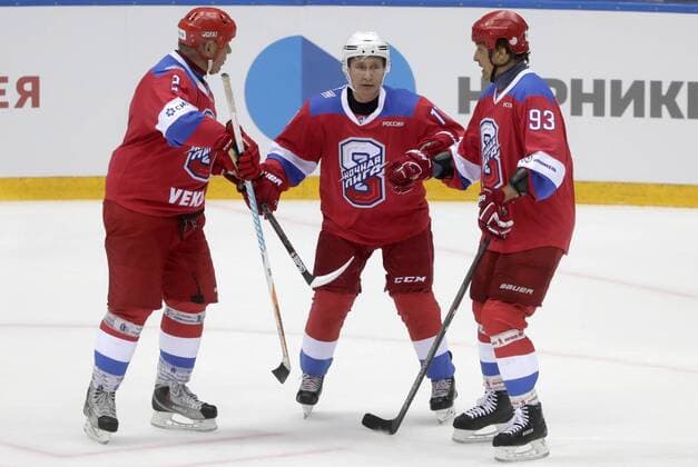 Entertainment Themen der Woche KW19 Entertainment Bilder des Tages Wladimir Putin spielt bei Eishockey-Showmatch in Sotschi SOCHI, RUSSIA - MAY 10, 2019: Russian State Duma member Vyacheslav Fetisov, Russia s President Vladimir Putin, and Tula Region Governor Alexei Dyumin (L-R) in a Night Hockey League gala match at the Bolshoi Ice Palace. Mikhail Metzel TASS  TS0AB098