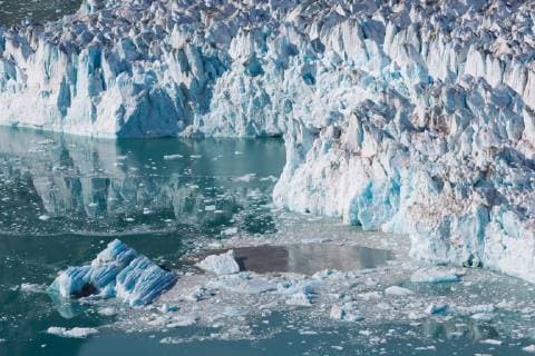 IMAGO Nature: Unsere Erde, Klimawandel, Gletscherschmelze Europa; Skandinavien; Fjord; Wasser; Eis; Grönland; Ostgrönland: Eisbrocken brechen aus der Gletscherkante des Knud Rasmussen Gletscher *** Europe Scandinavia Fjord Water Ice Greenland East Greenland Ice chunks break from the glacier edge of the Knud Rasmussen Glacier