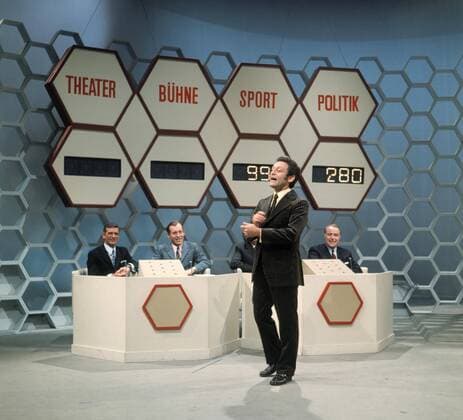 DALLI DALLI Showmaster HANS ROSENTHAL with the candidates Broadcast from 16 12 1971 Copyright: ArthurxGrimm UnitedArchives00659705