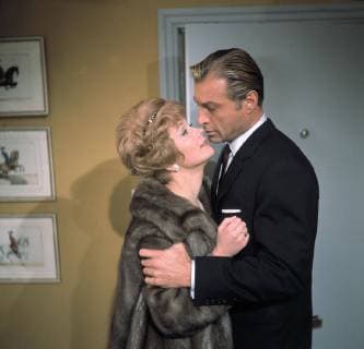 breakfast double bed LISELOTTE powder Liane Clausen LEX BARKER Victor Armstrong United Archives kpa Grimm 30687 film television comedy 60s pair fur coat Germany 1963 Copyright: ArthurxGrimm UnitedArchives00666232