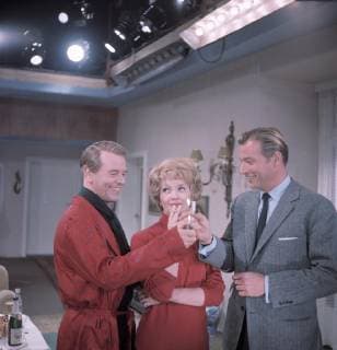 BRÜHSTÜCK IM DOPPELBETT D 1963 Axel by Ambesser Henry O W FISCHER and Victor LEX BARKER give Liane LISELOTTE PULVER fire film television comedy 60s Germany 1963 Copyright: ArthurxGrimm UnitedArchives00666233