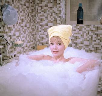 Breakfast in double bed LISELOTTE PULVER Liane Clausen in the bath United Archives kpa Grimm 30687Film Fernsehen Komödie 60er Badewanne Schaumbad Germany 1963 Copyright: ArthurxGrimm UnitedArchives00666237