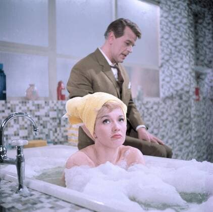 breakfast in double bed D 1963 Axel von Ambesser LISELOTTE powder liana clausen in the bath O W FISCHER Henry Clausen film television comedy 60s bath foam bath Germany 1963 Copyright: ArthurxGrimm UnitedArchives00666239