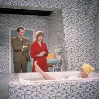 breakfast in double bed D 1963 Axel von Ambesser O W FISCHER Henry Clausen ANN SMYRNER Claudia Westorp LISELOTTE PULVER Liane Clausen in the bathtub film television comedy 60s bathtub foam bath Germany 1963 Copyright: ArthurxGrimm UnitedArchives00666240