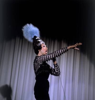 IMAGO ICONS: Josephine Baker JOSEPHINE BAKER, Showauftritt bei Vergißmeinnicht, 9. Okt. 1964. United Archives kpa A. Grimm, *** JOSEPHINE BAKER Show performance at Vergißmeinnicht 9 Oct 1964 United Archives kpa A Grimm Copyright: ArthurxGrimm UnitedArchives00676986