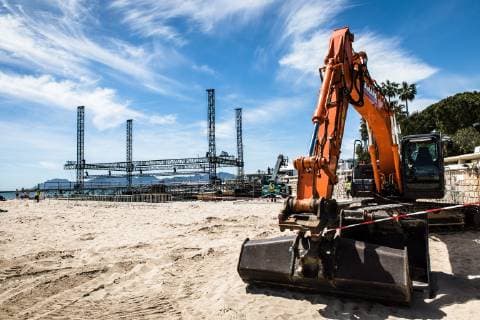 Preparatifs. 72th International Cannes Film Festival. 72eme Festival International du Film de Cannes. Les structures sont mises en place pour accueillir les séances gratuites du Cinéma de la plage. 238925 2019-05-10 Cannes Etats-Unis _sans_perso  Copyright: xTerencexBaelenx STAR_238925_004