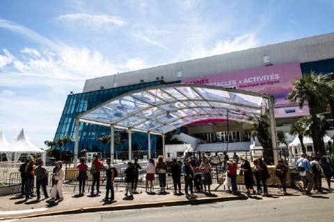 Preparatifs. 72th International Cannes Film Festival. 72eme Festival International du Film de Cannes. Des badauds surveillent la progressions de l installation des marches du Palais des Festivals. 238925 2019-05-10 Cannes Etats-Unis _sans_perso  Copyright: xTerencexBaelenx STAR_238925_035