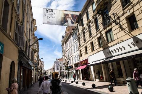 Preparatifs. 72th International Cannes Film Festival. 72eme Festival International du Film de Cannes. Exposition de photographies relatives au cinéma rue d Antibes. 238925 2019-05-10 Cannes Etats-Unis _sans_perso  Copyright: xTerencexBaelenx STAR_238925_040