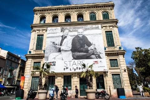 Preparatifs. 72th International Cannes Film Festival. 72eme Festival International du Film de Cannes. Exposition de photographies relatives au cinéma (Cannes fait le mur) sur la mairie de la ville. 238925 2019-05-10 Cannes Etats-Unis _sans_perso  Copyright: xTerencexBaelenx STAR_238925_047