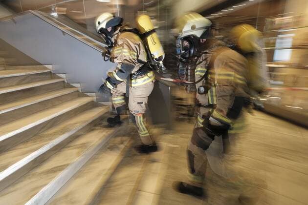 News Themen der Woche KW19 News Bilder des Tages 9.Firefighter Stairrun 2019 am Berliner Alexanderplatz - Unter voller Schutzausrüstung und gegen die Zeit laufen Feuerwehrmänner und Feuerwehrfrauen die 39 Etagen auf das Dach des Hotels Park Inn. Firefighter Starirun 2019 *** 9.Firefighter Stairrun 2019 at Alexanderplatz Berlin Under full protective equipment and against time, firefighters run the 39 floors on the roof of the Hotel Park Inn Firefighter Starirun 2019