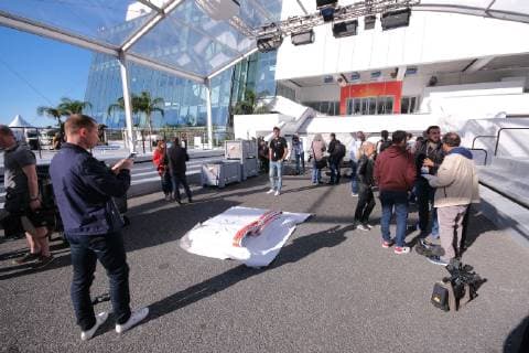 72eme festival International du Film de cannes. Installation de la bache avec l affiche sur le Palais. Mise en place bache sur devanture du Palais. 238996 2019-05-12 Provence-Alpes-Cote-d-Azur Cannes France _sans_perso  Copyright: xPhilippexFarjonx STAR_238996_001