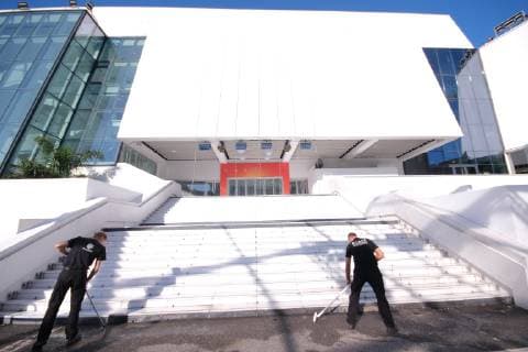 72eme festival International du Film de cannes. Installation de la bache avec l affiche sur le Palais. Mise en place bache sur devanture du Palais. 238996 2019-05-12 Provence-Alpes-Cote-d-Azur Cannes France _sans_perso  Copyright: xPhilippexFarjonx STAR_238996_002