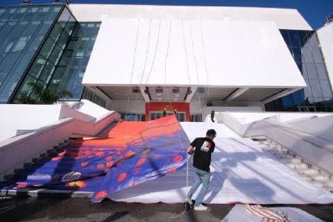 72eme festival International du Film de cannes. Installation de la bache avec l affiche sur le Palais. Mise en place bache sur devanture du Palais. 238996 2019-05-12 Provence-Alpes-Cote-d-Azur Cannes France _sans_perso  Copyright: xPhilippexFarjonx STAR_238996_003
