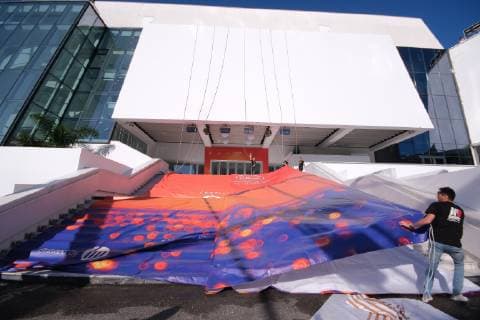 72eme festival International du Film de cannes. Installation de la bache avec l affiche sur le Palais. Mise en place bache sur devanture du Palais. 238996 2019-05-12 Provence-Alpes-Cote-d-Azur Cannes France _sans_perso  Copyright: xPhilippexFarjonx STAR_238996_004