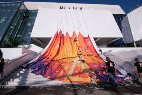72eme festival International du Film de cannes. Installation de la bache avec l affiche sur le Palais. Mise en place bache sur devanture du Palais. 238996 2019-05-12 Provence-Alpes-Cote-d-Azur Cannes France _sans_perso  Copyright: xPhilippexFarjonx STAR_238996_005