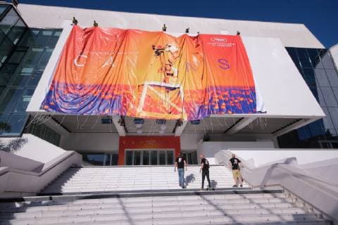 72eme festival International du Film de cannes. Installation de la bache avec l affiche sur le Palais. Mise en place bache sur devanture du Palais. 238996 2019-05-12 Provence-Alpes-Cote-d-Azur Cannes France _sans_perso  Copyright: xPhilippexFarjonx STAR_238996_007