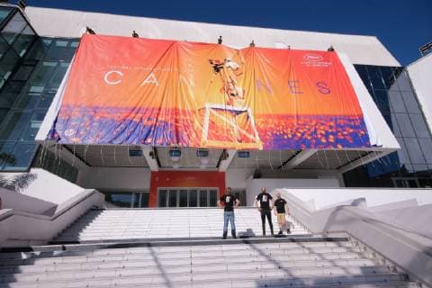 72eme festival International du Film de cannes. Installation de la bache avec l affiche sur le Palais. Mise en place bache sur devanture du Palais. 238996 2019-05-12 Provence-Alpes-Cote-d-Azur Cannes France _sans_perso  Copyright: xPhilippexFarjonx STAR_238996_008