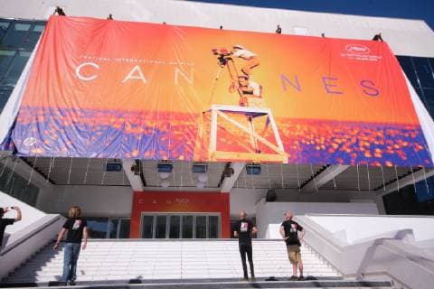72eme festival International du Film de cannes. Installation de la bache avec l affiche sur le Palais. Mise en place bache sur devanture du Palais. 238996 2019-05-12 Provence-Alpes-Cote-d-Azur Cannes France _sans_perso  Copyright: xPhilippexFarjonx STAR_238996_009