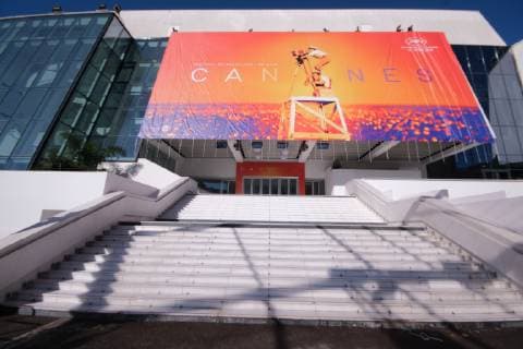 72eme festival International du Film de cannes. Installation de la bache avec l affiche sur le Palais. Mise en place bache sur devanture du Palais. 238996 2019-05-12 Provence-Alpes-Cote-d-Azur Cannes France _sans_perso  Copyright: xPhilippexFarjonx STAR_238996_011