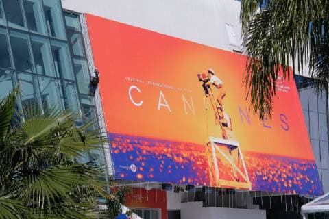 72eme festival International du Film de cannes. Installation de la bache avec l affiche sur le Palais. Mise en place bache sur devanture du Palais. 238996 2019-05-12 Provence-Alpes-Cote-d-Azur Cannes France _sans_perso  Copyright: xPhilippexFarjonx STAR_238996_012