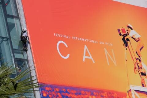 72eme festival International du Film de cannes. Installation de la bache avec l affiche sur le Palais. Mise en place bache sur devanture du Palais. 238996 2019-05-12 Provence-Alpes-Cote-d-Azur Cannes France _sans_perso  Copyright: xPhilippexFarjonx STAR_238996_013