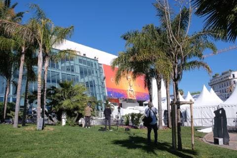 72eme festival International du Film de cannes. Installation de la bache avec l affiche sur le Palais. Mise en place bache sur devanture du Palais. 238996 2019-05-12 Provence-Alpes-Cote-d-Azur Cannes France _sans_perso  Copyright: xPhilippexFarjonx STAR_238996_014
