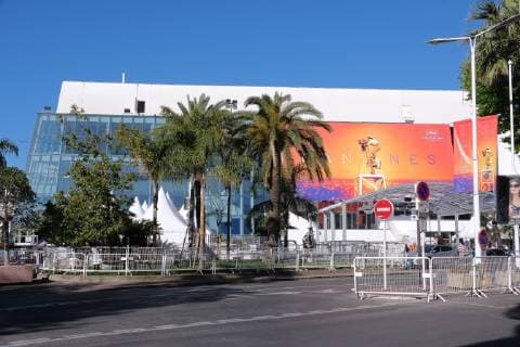 72eme festival International du Film de cannes. Installation de la bache avec l affiche sur le Palais. Mise en place bache sur devanture du Palais. 238996 2019-05-12 Provence-Alpes-Cote-d-Azur Cannes France _sans_perso  Copyright: xPhilippexFarjonx STAR_238996_015
