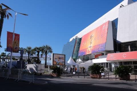 72eme festival International du Film de cannes. Installation de la bache avec l affiche sur le Palais. Mise en place bache sur devanture du Palais. 238996 2019-05-12 Provence-Alpes-Cote-d-Azur Cannes France _sans_perso  Copyright: xPhilippexFarjonx STAR_238996_016