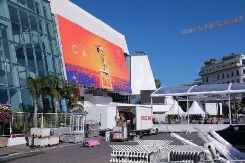 72eme festival International du Film de cannes. Installation de la bache avec l affiche sur le Palais. Mise en place bache sur devanture du Palais. 238996 2019-05-12 Provence-Alpes-Cote-d-Azur Cannes France _sans_perso  Copyright: xPhilippexFarjonx STAR_238996_018