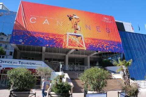 72eme festival International du Film de cannes. Installation de la bache avec l affiche sur le Palais. Mise en place bache sur devanture du Palais. 238996 2019-05-12 Provence-Alpes-Cote-d-Azur Cannes France _sans_perso  Copyright: xPhilippexFarjonx STAR_238996_019