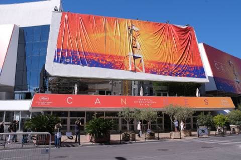 72eme festival International du Film de cannes. Installation de la bache avec l affiche sur le Palais. Mise en place bache sur devanture du Palais. 238996 2019-05-12 Provence-Alpes-Cote-d-Azur Cannes France _sans_perso  Copyright: xPhilippexFarjonx STAR_238996_020