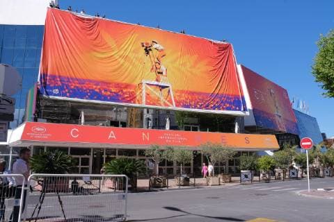 72eme festival International du Film de cannes. Installation de la bache avec l affiche sur le Palais. Mise en place bache sur devanture du Palais. 238996 2019-05-12 Provence-Alpes-Cote-d-Azur Cannes France _sans_perso  Copyright: xPhilippexFarjonx STAR_238996_021