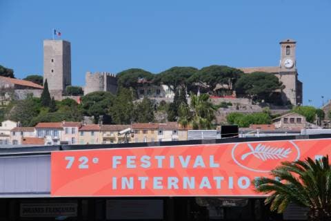 72eme festival International du Film de cannes. Installation de la bache avec l affiche sur le Palais. Mise en place bache sur devanture du Palais. 238996 2019-05-12 Provence-Alpes-Cote-d-Azur Cannes France _sans_perso  Copyright: xPhilippexFarjonx STAR_238996_023