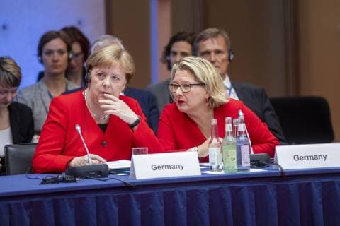 Deutschland, Berlin, Axica Kongresszentrum, 10. Petersberger Klimadialog, Bundeskanzlerin Angela Merkel CDU, Umweltministerin Svenja Schulze SPD, 14.05.2019 *** Germany Berlin Axica Congress Centre 10 Petersberg Climate Dialogue Federal Chancellor Angela Merkel CDU Environment Minister Svenja Schulze SPD 14 05 2019