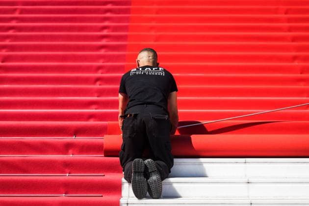 Entertainment Bilder des Tages 72th Cannes International Cannes Film festival. Installation of the red carpet on the Palais des Festivals steps. 72eme Festival International du Film de Cannes. Pose du tapis rouge sur les marches du Palais des festivals. 239074 2019-05-14 Cannes France _sans_perso  Copyright: xTerencexBaelenx STAR_239074_005