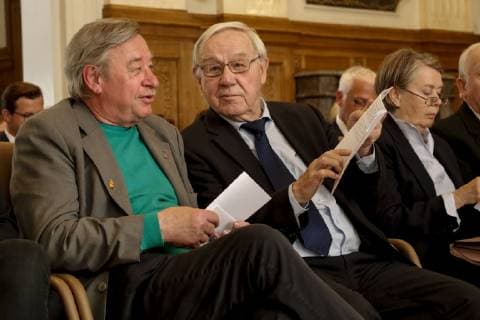 14 05 2019, Düsseldorf NRW Minister President Armin Laschet awards the Order of Merit of the State of North Rhine-Westphalia to Christoph Biemann and Armin Maiwald, Cologne For decades, the presenters of the programme with the mouse have succeeded in an impressive manner in bringing fundamenta
