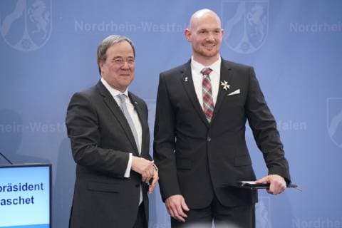 Dr Alexander Gerst, Cologne, astronaut, ISS, ESA, DLR, research mission Horizons Received the State Order of Merit from Prime Minister Armin Laschet CDU on 14 05 2019 in Düsseldorf It is one of the highest honours in North Rhine-Westphalia The state thus honours citizens for their extraordinary services and outstanding commitment to society from Düsseldorf NRW Germany