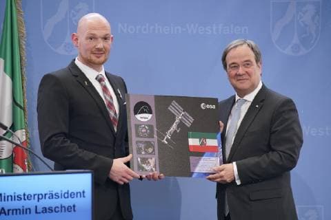 Dr Alexander Gerst, Cologne, astronaut, ISS, ESA, DLR, research mission Horizons Received the State Order of Merit from Prime Minister Armin Laschet CDU on 14 05 2019 in Düsseldorf It is one of the highest honours in North Rhine-Westphalia The state thus honours citizens for their extraordinary services and outstanding commitment to society from Düsseldorf NRW Germany