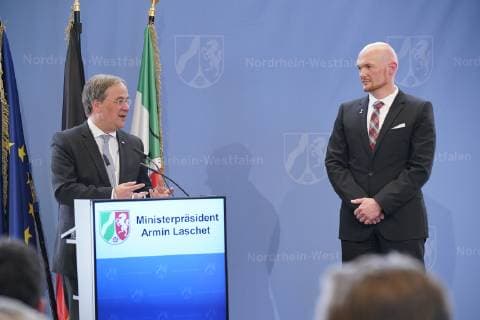 Dr Alexander Gerst, Cologne, astronaut, ISS, ESA, DLR, research mission Horizons Received the State Order of Merit from Prime Minister Armin Laschet CDU on 14 05 2019 in Düsseldorf It is one of the highest honours in North Rhine-Westphalia The state thus honours citizens for their extraordinary services and outstanding commitment to society from Düsseldorf NRW Germany