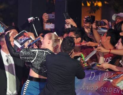 English actress Sophie Turner (C-L) takes a picture with a group of fans during a promotional event for the film X-Men: Dark Phoenix in Mexico City, Mexico, 14 May 2019. As part of the promotional tour of the X-Men universe film that centers its story on the mutant Jean Gray, actresses and cast members Sophie Tuner and Jessica Chastain visited the Mexican capital to share time with the fans of the film, which premiere on June 7 in all Mexican movie theaters. Sophie Turner and Jessica Chastain promote X-Men: Dark Phoenix in Mexico City !ACHTUNG: NUR REDAKTIONELLE NUTZUNG!  Copyright: xMaroxGuzmanx AME2716 20190515-636934958952587695