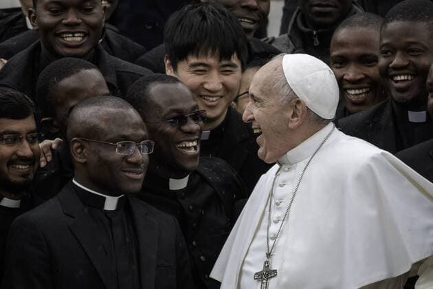 News Themen der Woche KW20 Vatican: Pope Francis Weekly General Audience Pope Francis reacts as he poses for a photo during the weekly General Audience in St. Peter s Square. The General Audience is held every Wednesday, when the Pope is in Vatican, in Saint Peter s Square which can accommodate around 80,000 people. During the General Audience, also called Papal Audience, the Holy Father addresses the crowd in different languages. Vatican City Vatican Vatican Saint Peter s Square  GiuseppexCiccia