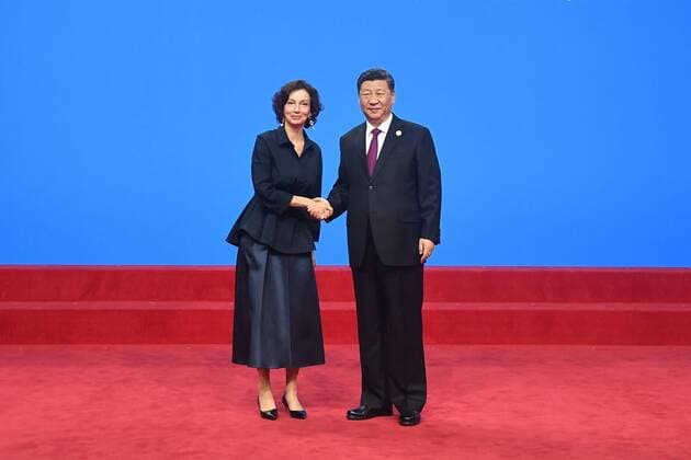 News Themen der Woche KW20 News Bilder des Tages (190515) -- BEIJING, May 15, 2019 -- Chinese President Xi Jinping (R) shakes hands with UNESCO Director-General Audrey Azoulay while welcoming foreign guests to the opening ceremony of the Conference on Dialogue of Asian Civilizations (CDAC) in Beijing, capital of China, May 15, 2019. ) CHINA-BEIJING-CDAC-OPENING CEREMONY-XI JINPING-GUESTS (CN) YanxYan 