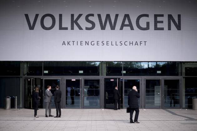 Volkswagen, Shareholders meeting DEU, Deutschland, Germany, Berlin, 14.05.2019 Aktionaere vor Logo auf der Jahreshauptversammlung 2019 der Volkswagen AG VW in Berlin. VW versucht die aktuelle Krise um den Diesel-Manipulationsskandal und die damit verbundenen hohen Erstattungskosten zu ueberwinden. Shareholder of the German car maker Volkswagen AG, VW, during the annual general Shareholders meeting of the Volkswagen AG in Berlin on March 14, 2019 in Berlin, Germany. Volkswagen has still problems with the consequences of its diesel emissions scandal, which the company said has cost it EUR 30 billion so far.
