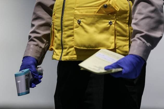 May 15, 2019 - Jakarta, Indonesia - Some passenger from Singapore check body temperature with thermometer infrared by security health worker airport in Soekarno-Hatta International Airport, Jakarta, Indonesia, on May 15, 2019. Singapore announced last week it has detected the first case of monkeypox in the country. A Nigerian visiting the tiny island nation on Apr. 28 had contracted the virus after consuming bushmeat at a wedding in Nigeria. Jakarta Indonesia  - ZUMAn230 20190515_zaa_n230_132 Copyright: xAndrewxGalx