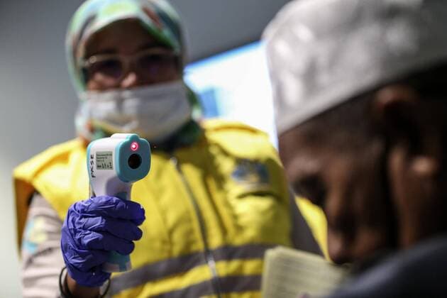 May 15, 2019, Jakarta, Indonesia: Some passenger from Singapore check body temperature with thermometer infrared by security health worker airport in Soekarno-Hatta International Airport, Jakarta, Indonesia, on May 15, 2019. Singapore announced last week it has detected the first case of monkeypox in the country. A Nigerian visiting the tiny island nation on Apr. 28 had contracted the virus after consuming bushmeat at a wedding in Nigeria. Jakarta Indonesia  - ZUMAn230 20190515_zaa_n230_142 Copyright: xAndrewxGalx